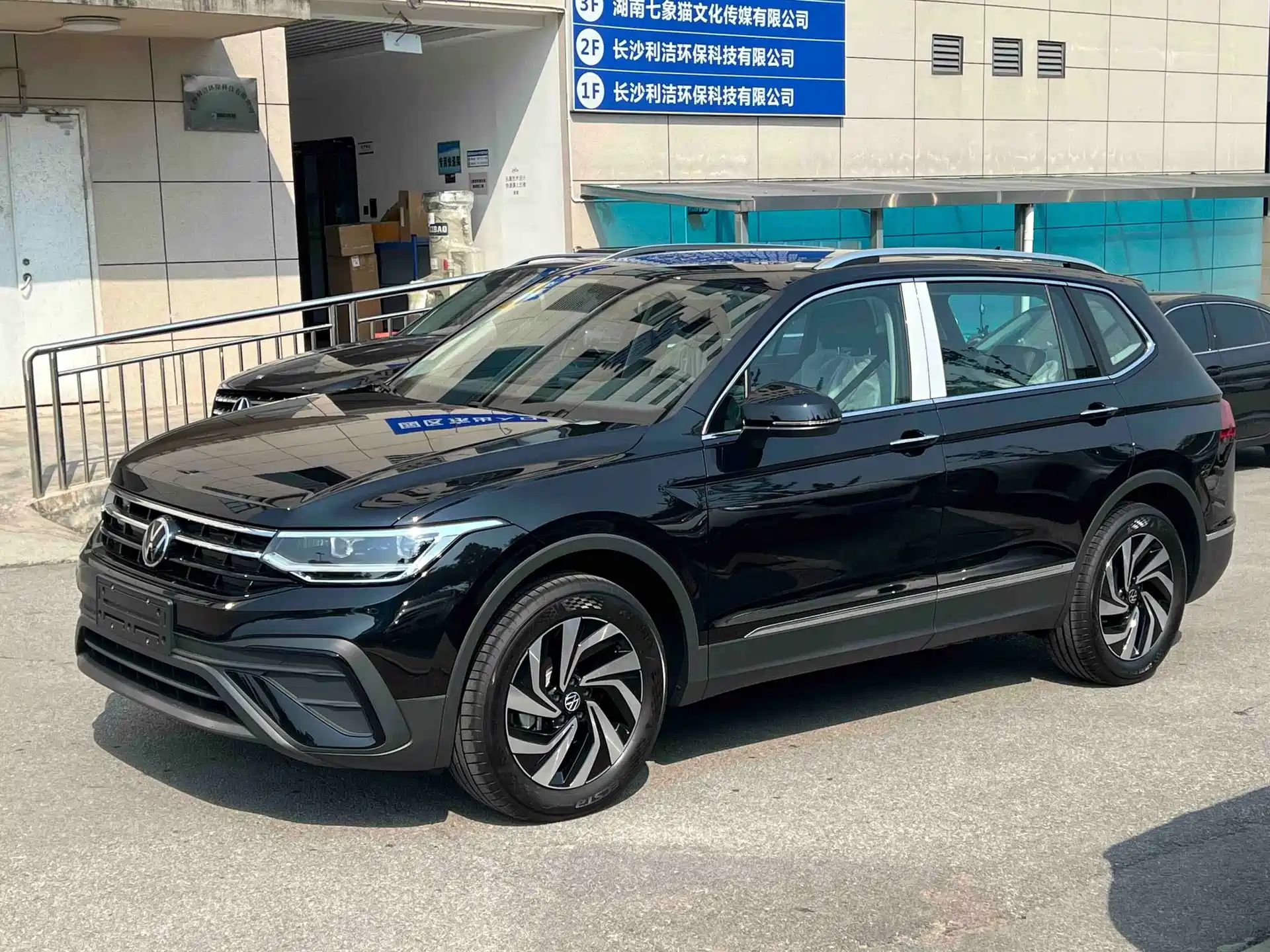 Фото 1 - Volkswagen Tiguan L