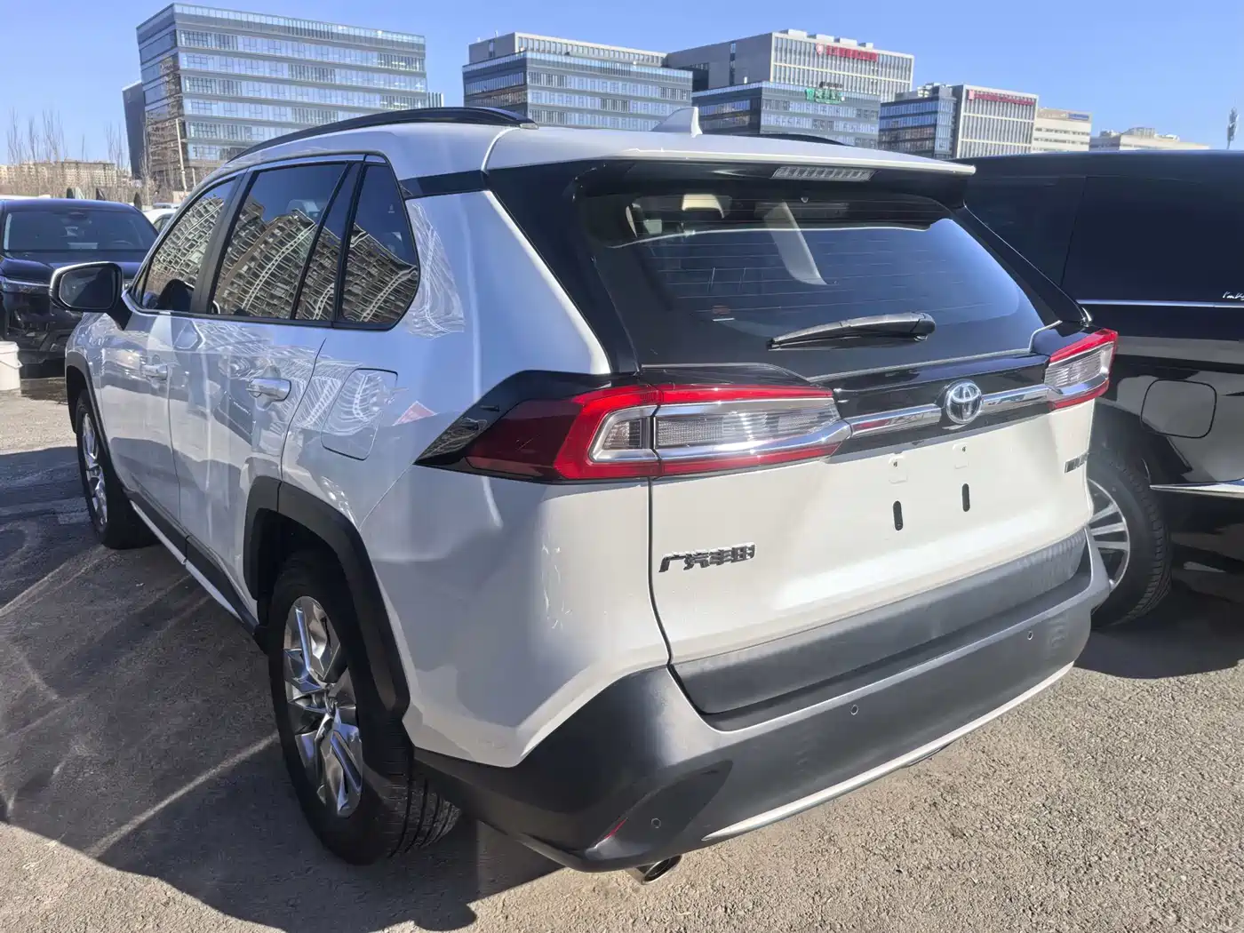 Toyota Wildlander 2022 2.0L CVT FWD Luxury Edition фото 4