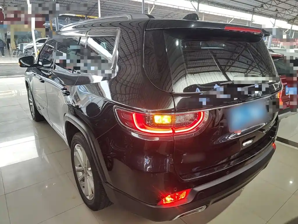 Photo 5 - Jeep Grand Commander