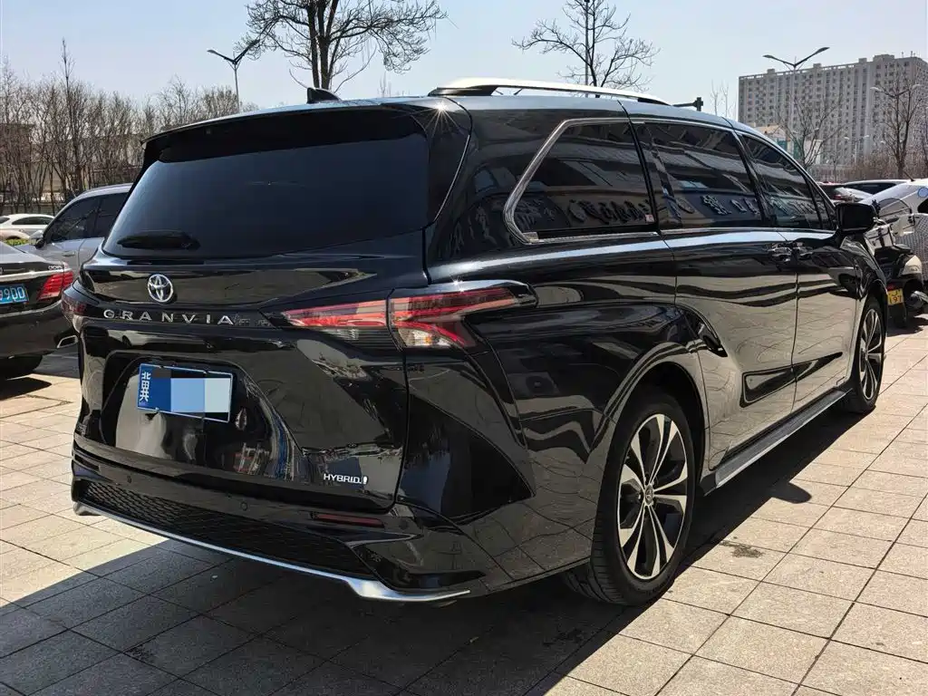 Toyota Granvia 2024 2.5L Hybrid Premium PLUS фото 3
