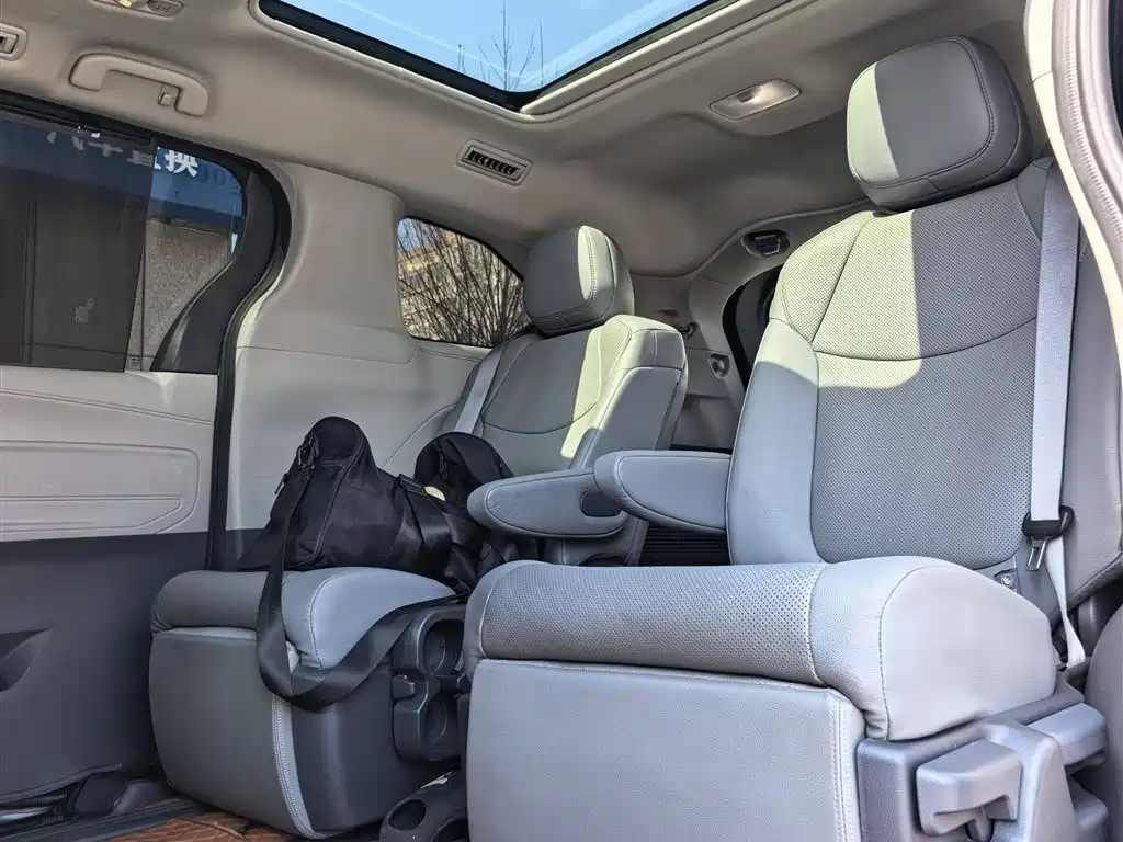 Toyota Granvia 2024 2.5L Hybrid Premium PLUS фото 8