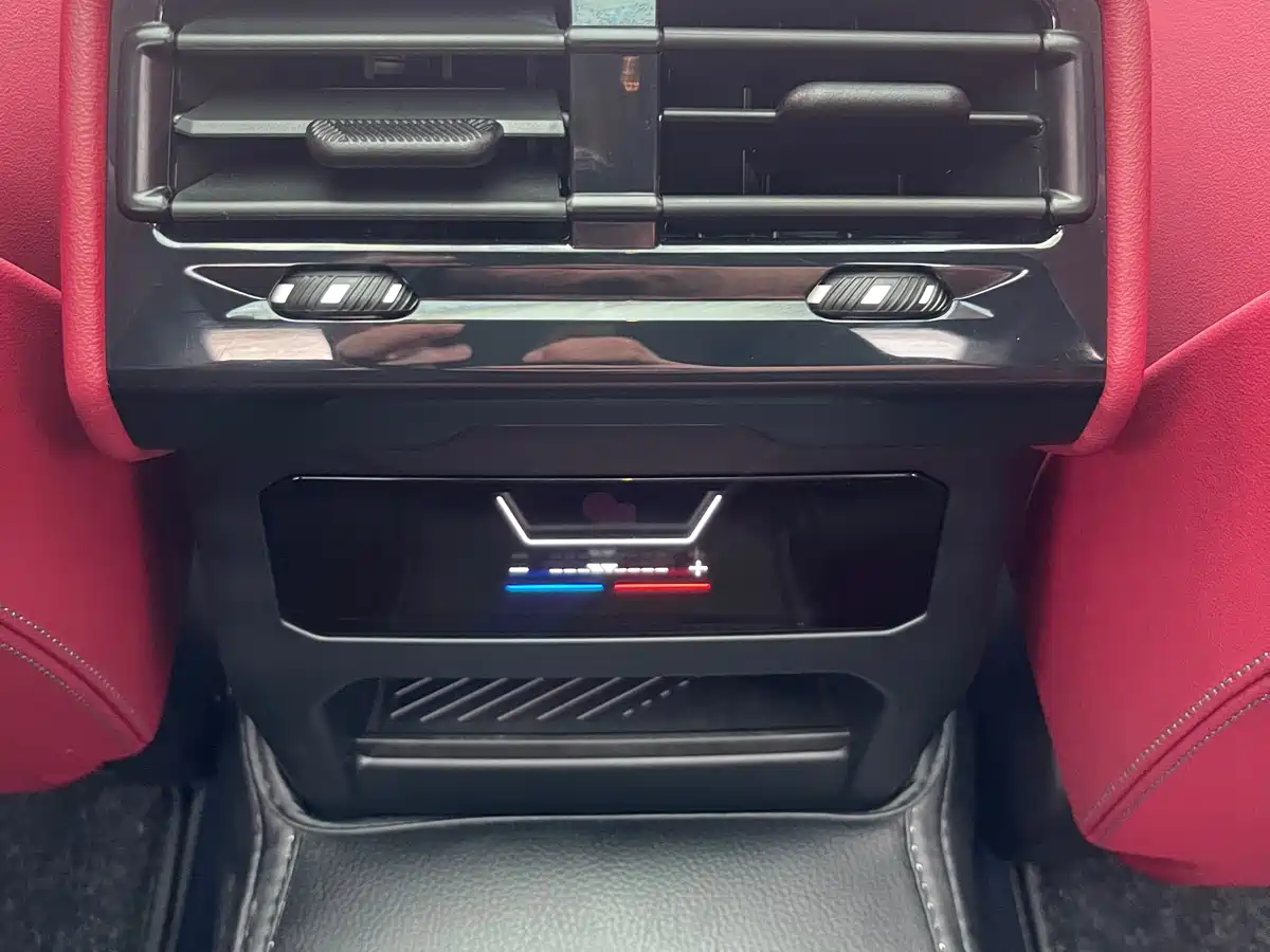 BMW 5 Series 2026 530Li Leading M Sport Package фото 18