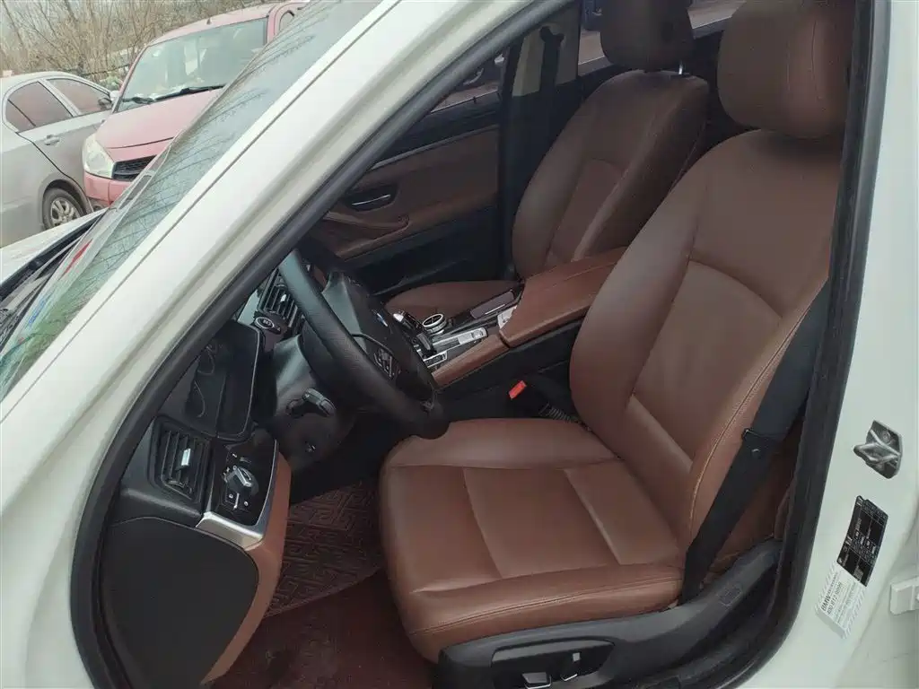 BMW 5 Series 2014 525Li Leading фото 15