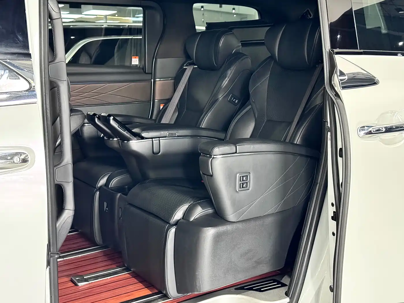 Toyota Alphard 2024 Hybrid 2.5L Ultimate Enjoyment Edition фото 28