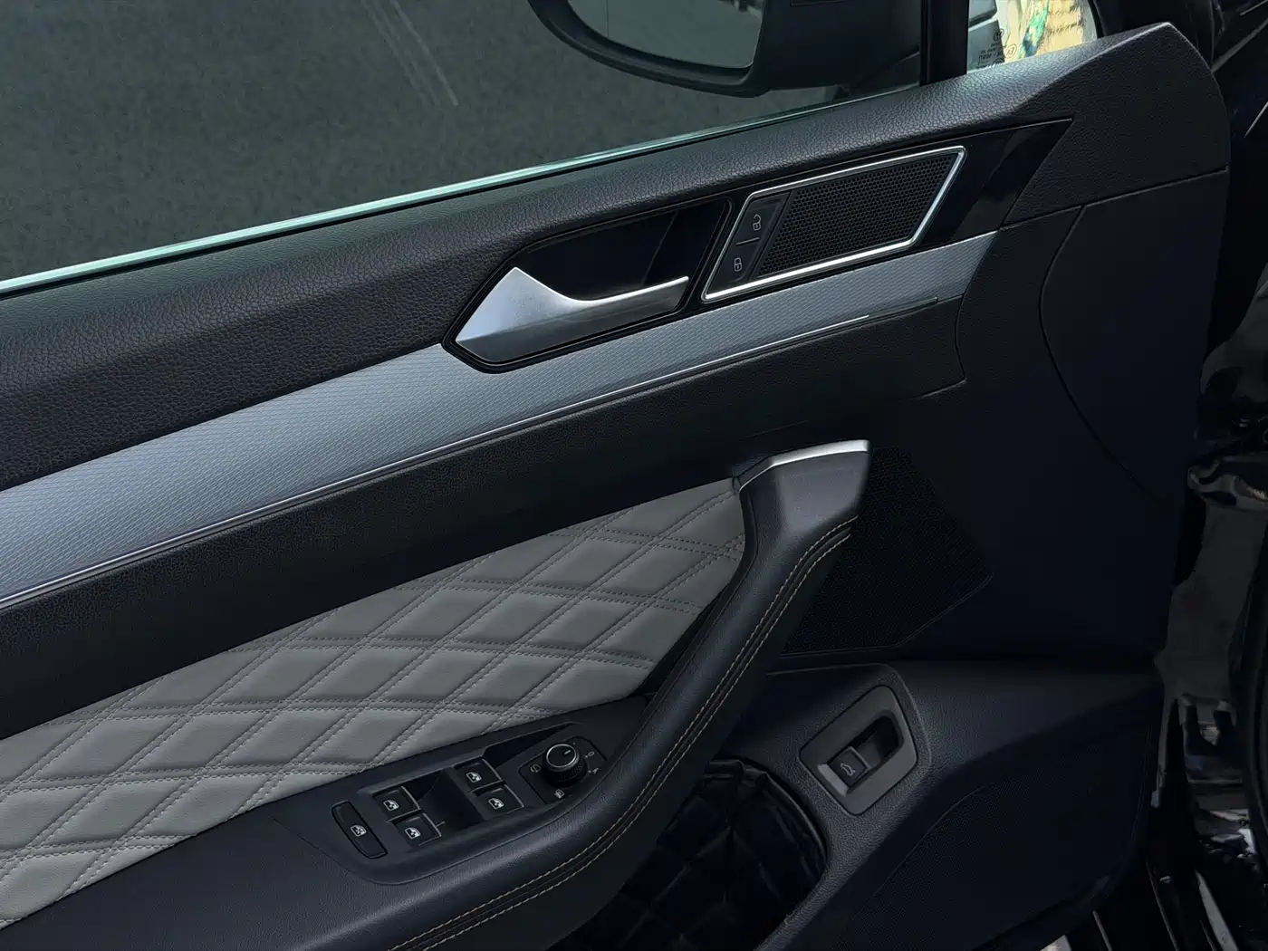 Volkswagen Magotan 2023 Model 2 Million Commemorative Edition 330TSI DSG Luxury фото 10