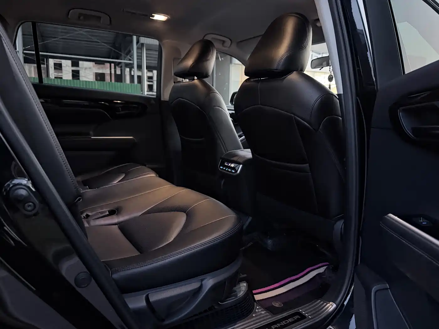 Photo 10 - Toyota Highlander