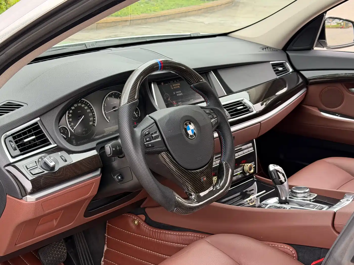 BMW 5 Series GT 2015 528i Leading фото 8
