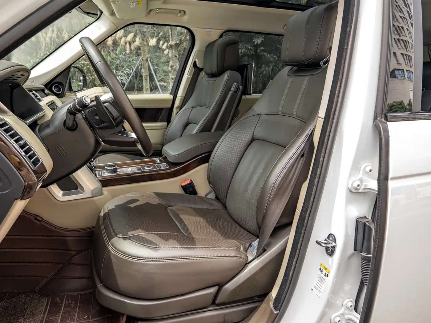 Land Rover Range Rover 2021 3.0 L6 Heritage Extended Classic Edition фото 4