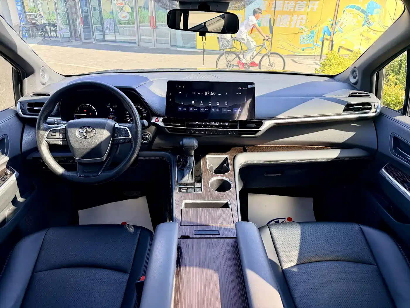 Toyota Granvia 2024 2.5L Hybrid Luxury фото 9