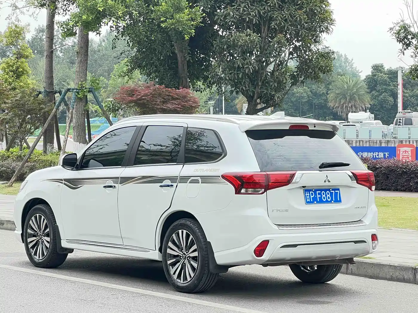 MITSUBISHI OUTLANDER