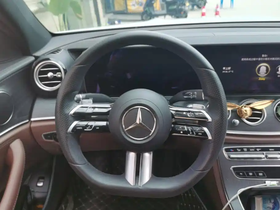 Фото 15 - Mercedes-Benz E-Class