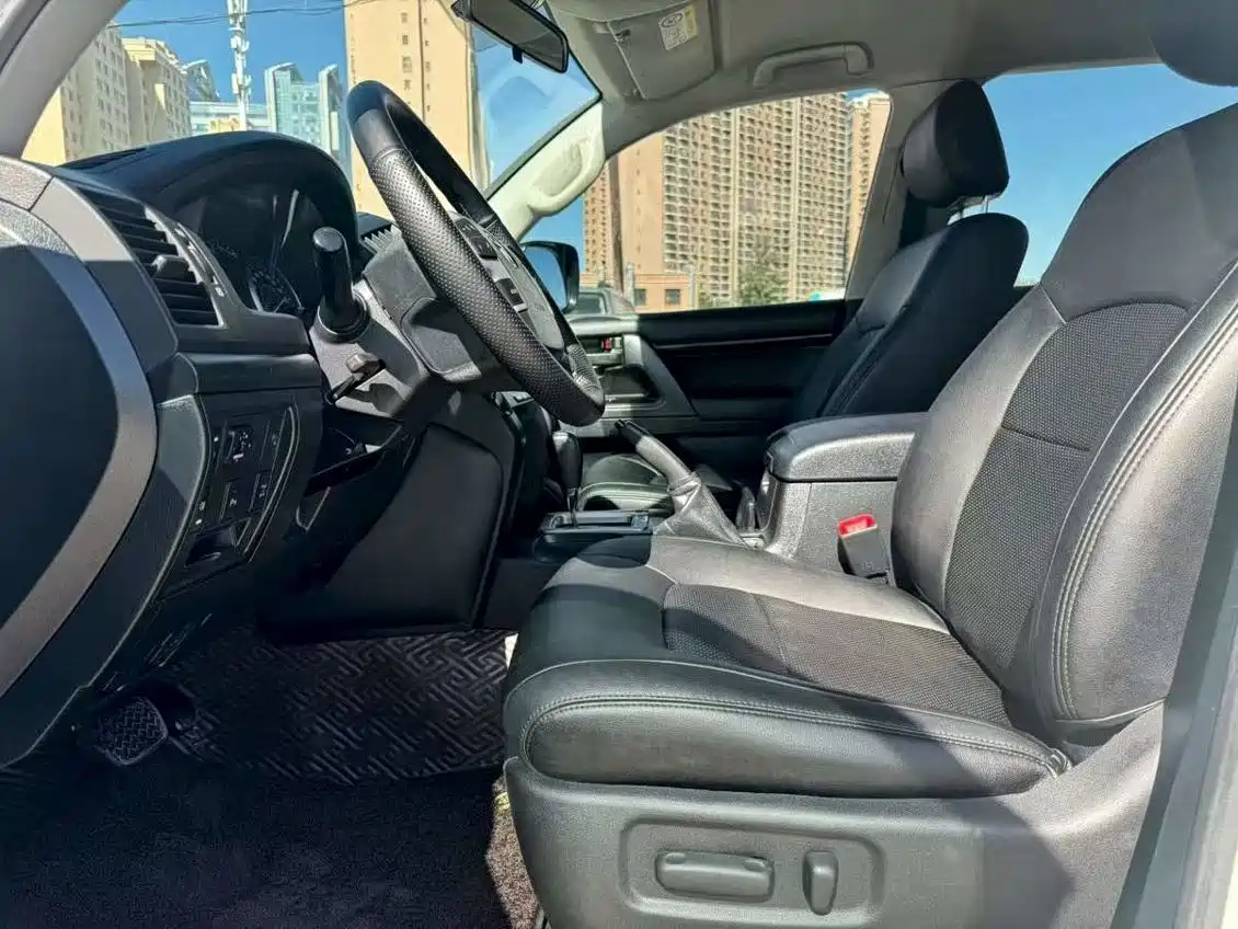 Toyota Land Cruiser (Import) 2015 4.0L V6 Middle East Low Configuration Edition фото 4