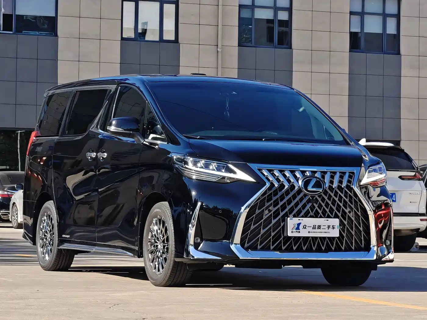 Lexus LM 2020 300h 4-Seat Imperial Edition фото 3