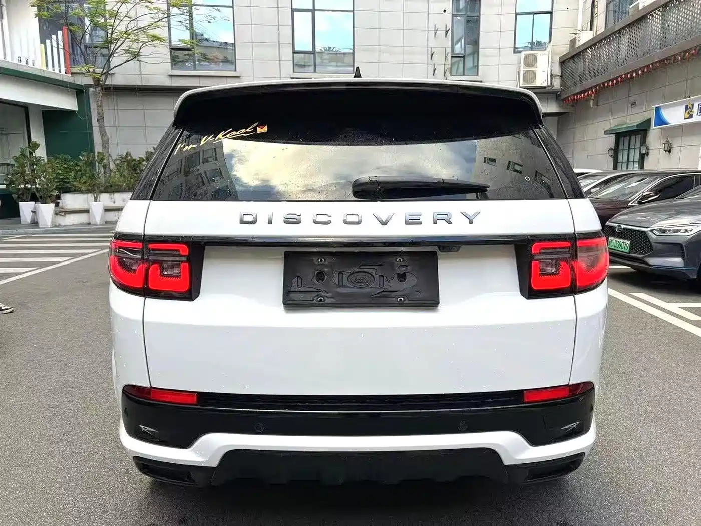 Land Rover Discovery Sport 2022 249PS Metropolis Edition 5-Seater фото 7