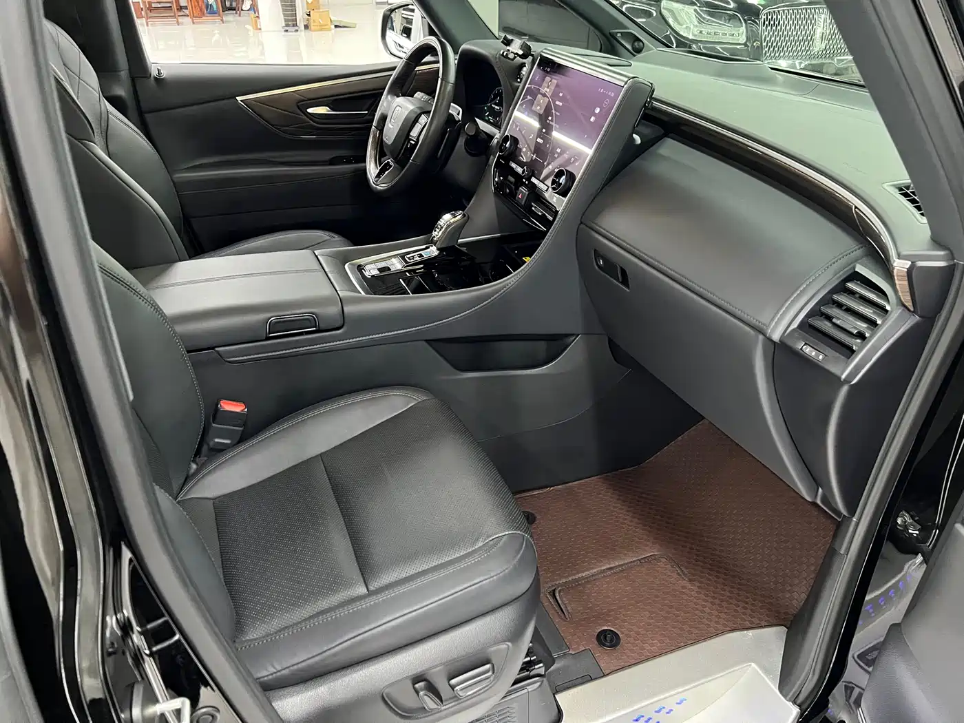 Toyota Vellfire 2024 Crown Hybrid 2.5L Executive Premium Edition фото 18
