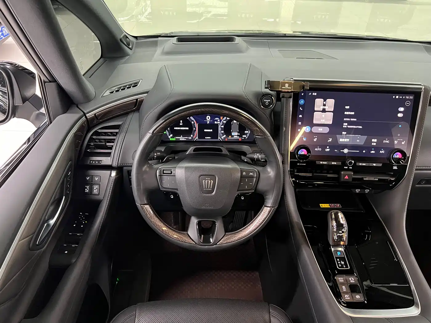 Toyota Vellfire 2024 Crown Hybrid 2.5L Executive Premium Edition фото 17