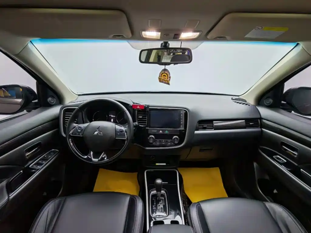 Mitsubishi Outlander 2020 2.0L 2WD Premium 5-seater фото 10
