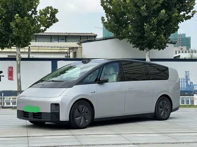Li Auto MEGA Ultra