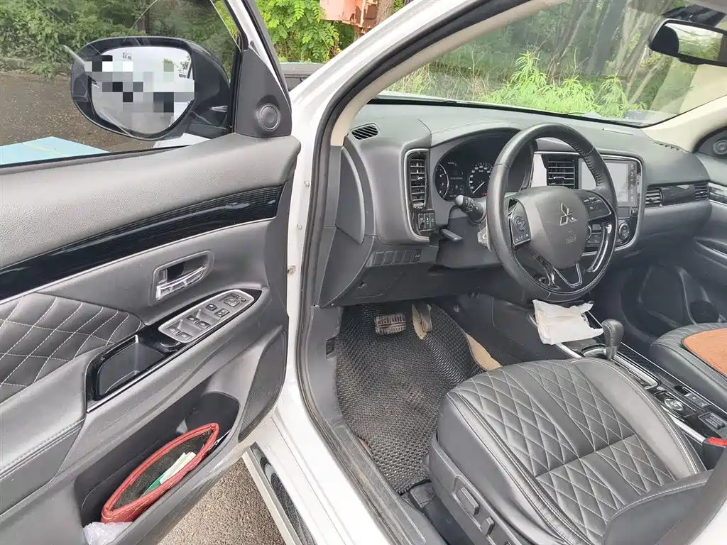 Mitsubishi Outlander 2021 2.4L 4WD Premium Edition 5-seater фото 12