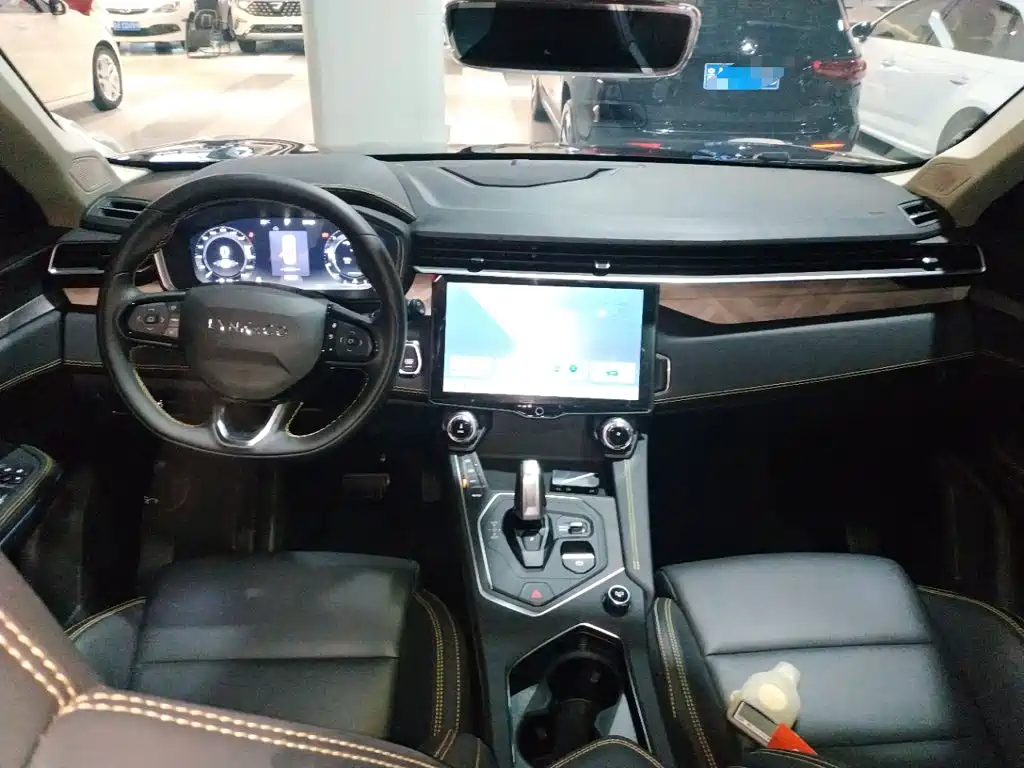 صورة 10 - Lynk & Co 01