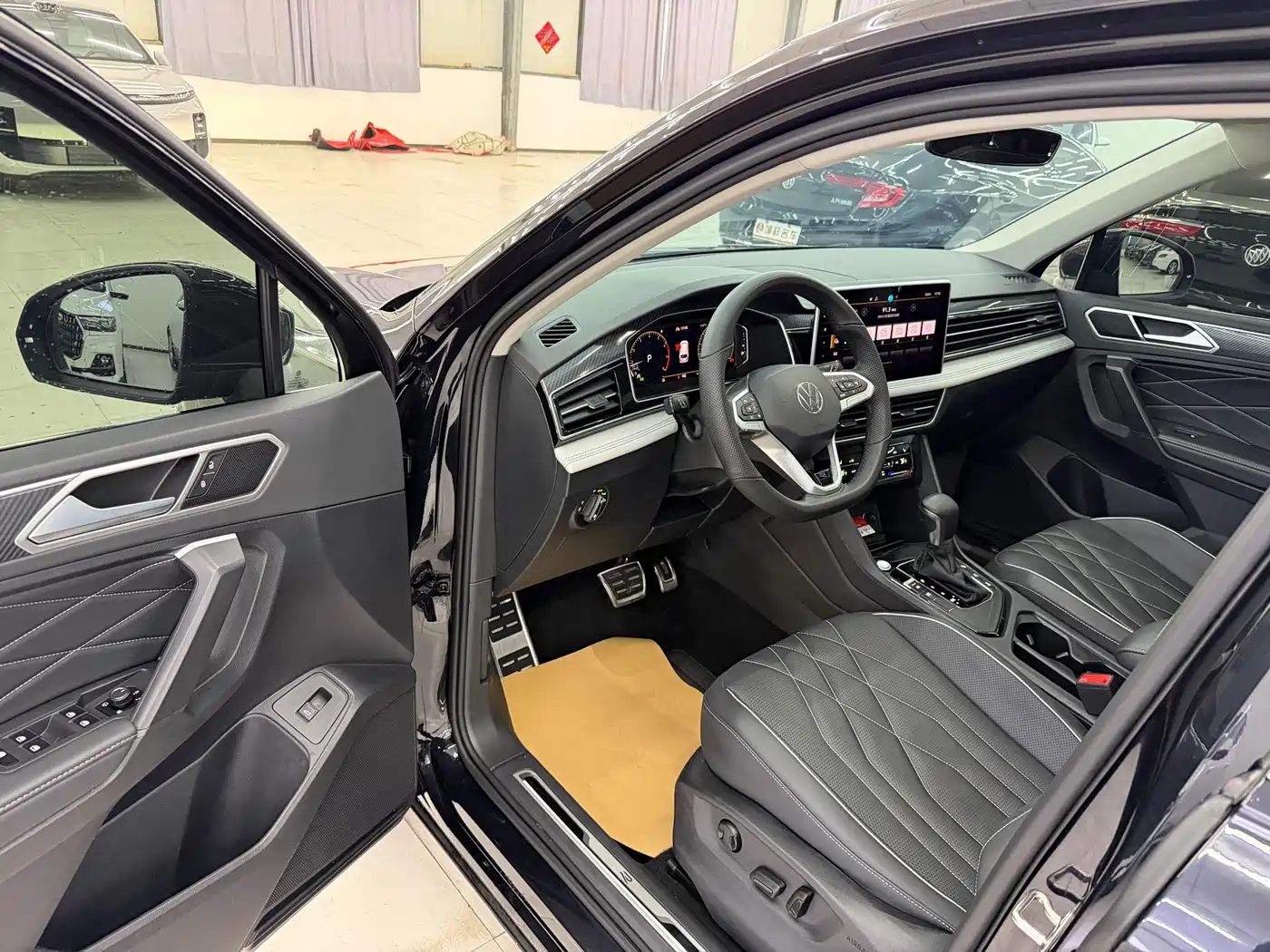 Volkswagen Tiguan L 2024 330TSI Automatic 2WD R-Line Premium Enjoyment Edition фото 4