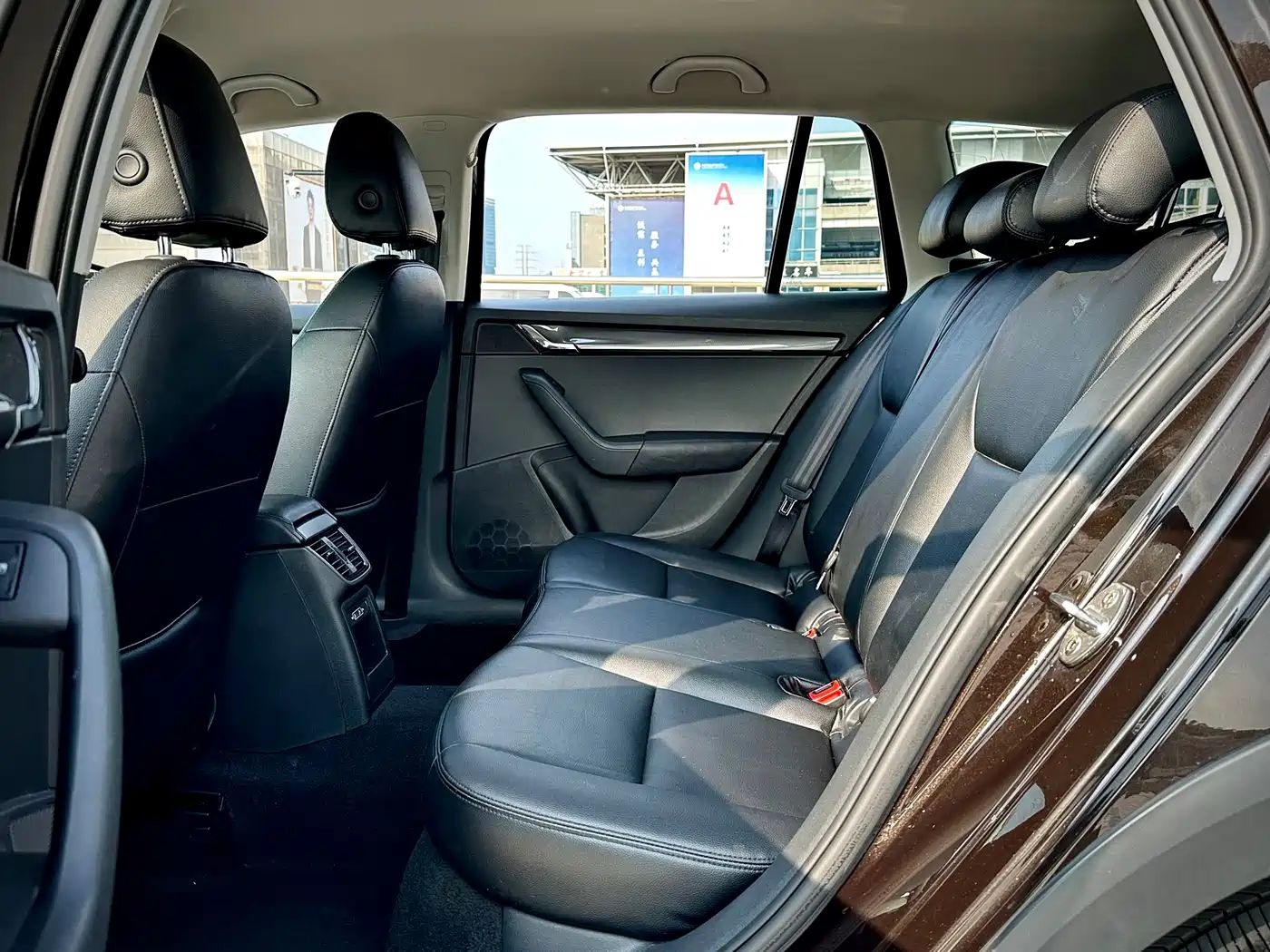 Škoda Octavia 2018 Model Wagon TSI230 DSG Comfort Edition фото 12