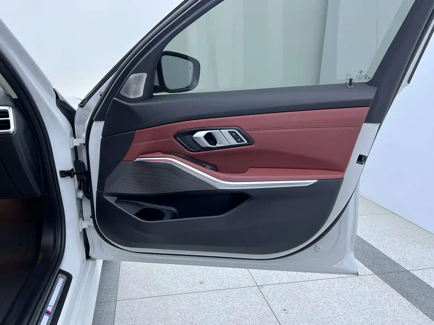 BMW 3 Series 2025 325Li M Sport Package фото 8