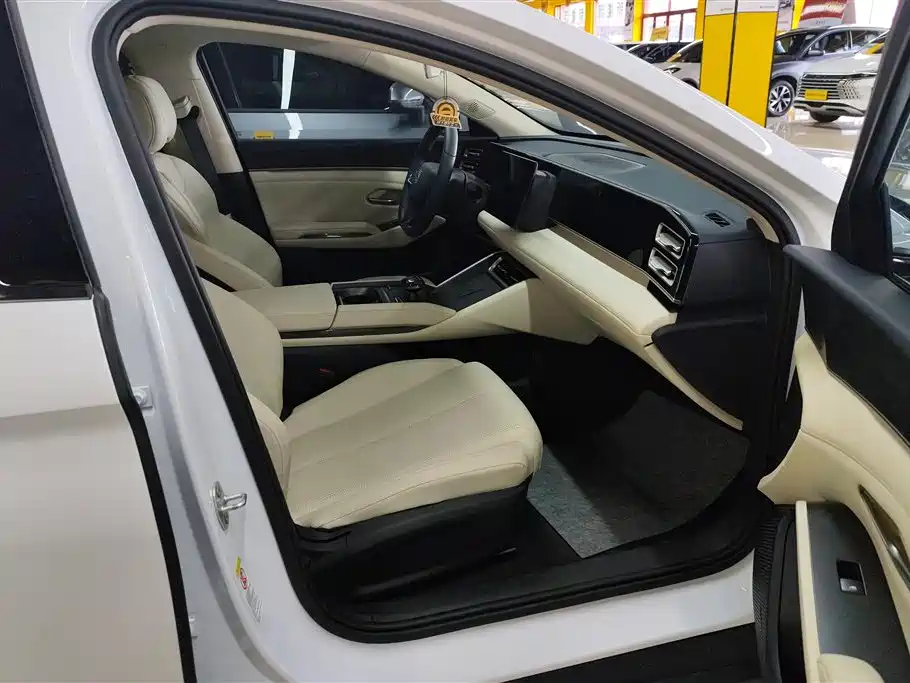 BYD Qin L 2024 DM-i 80KM Leading Edition фото 8