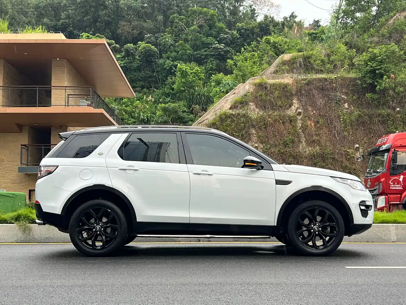 Land Rover Discovery Sport 2017 2.0T Cool Black Limited Edition фото 4
