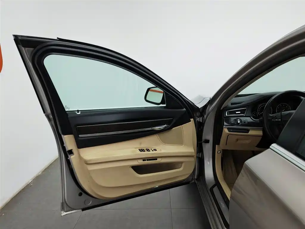 BMW 7 Series 2009 740Li Luxury фото 8