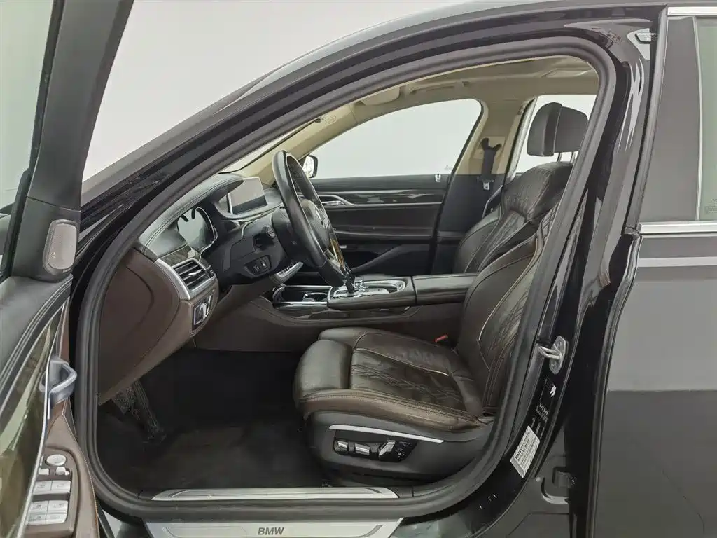 BMW 7 Series 2017 730Li Luxury Edition фото 10