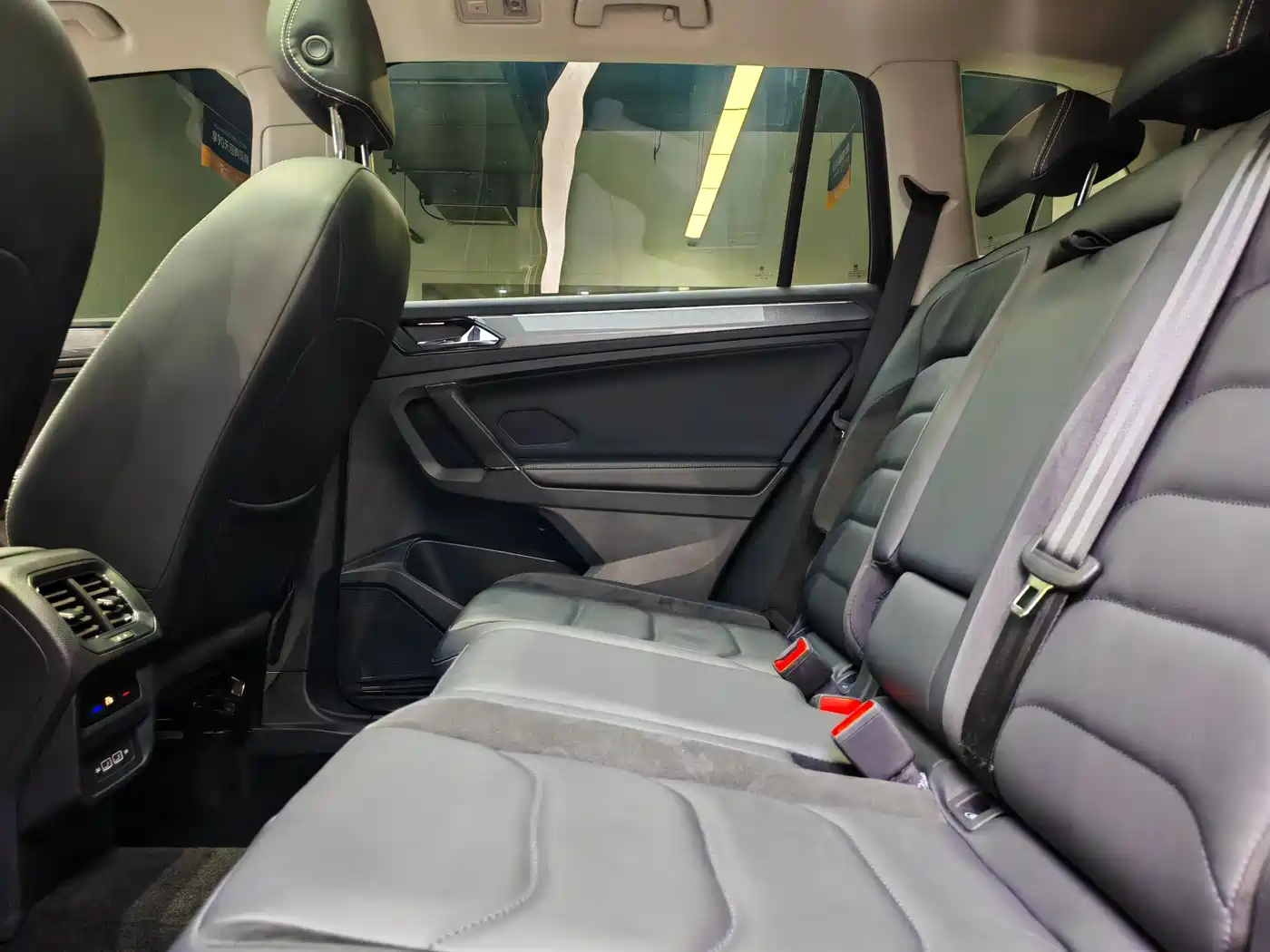 Volkswagen Tiguan L 2021 330TSI Automatic 2WD R-Line Premium фото 9