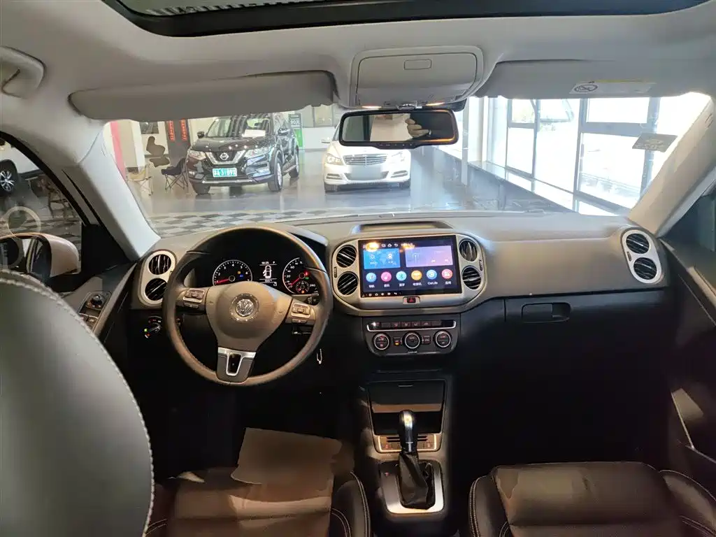 VOLKSWAGEN TIGUAN
