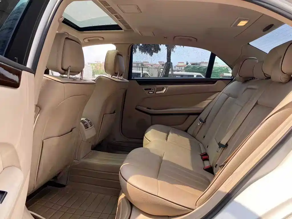 صورة 7 - Mercedes-Benz E-Class