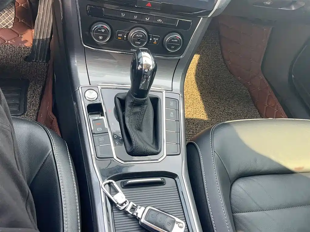 Volkswagen Passat 2015 1.8TSI DSG Honor Edition фото 11