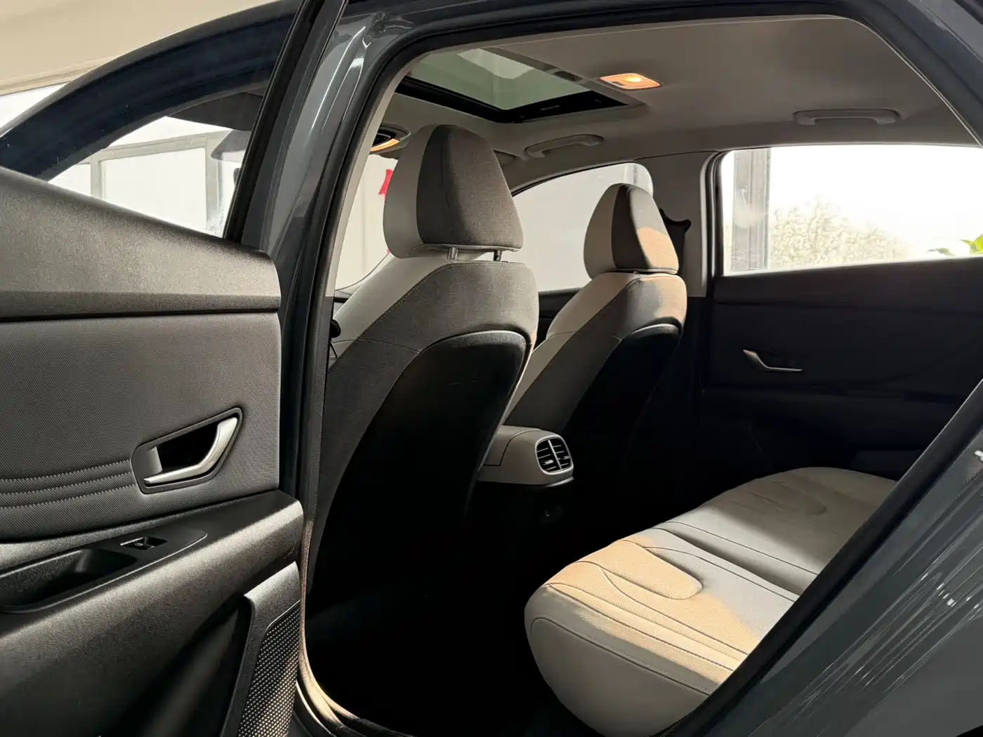 Hyundai Elantra 2022 1.5L CVT LUX Premium Edition фото 11
