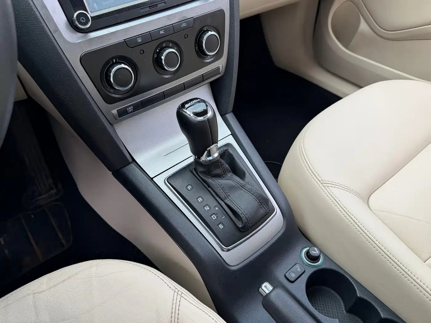 Škoda Octavia 2015 Classic 1.6L Automatic Elite Edition фото 19
