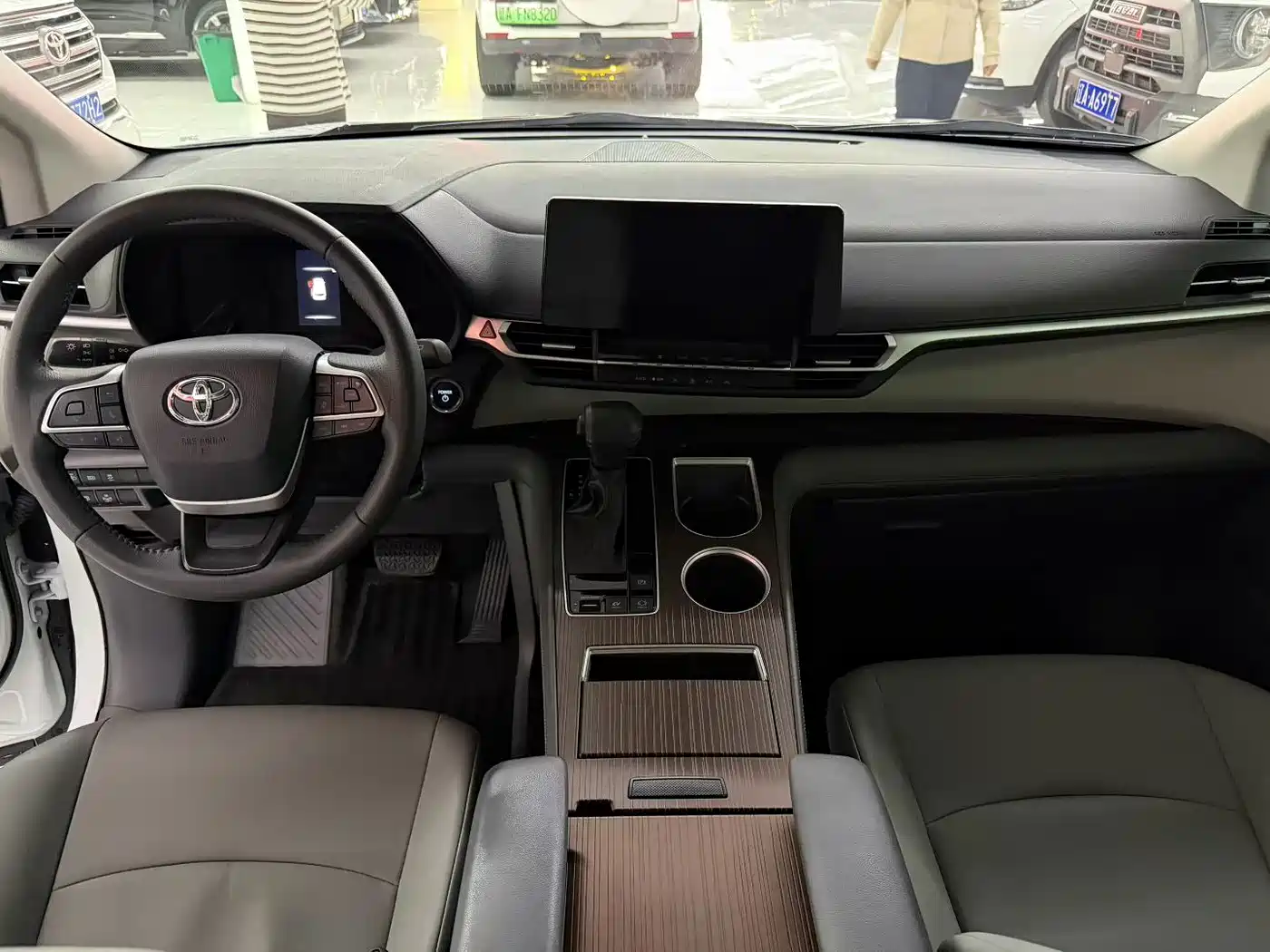 Фото 4 - Toyota Granvia
