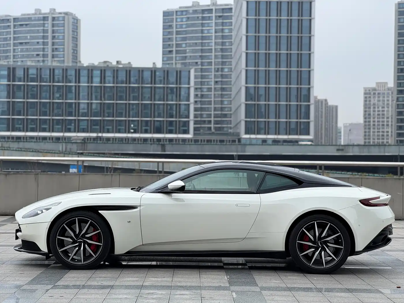 Aston Martin DB11 2017 2016 5.2T Launch Edition