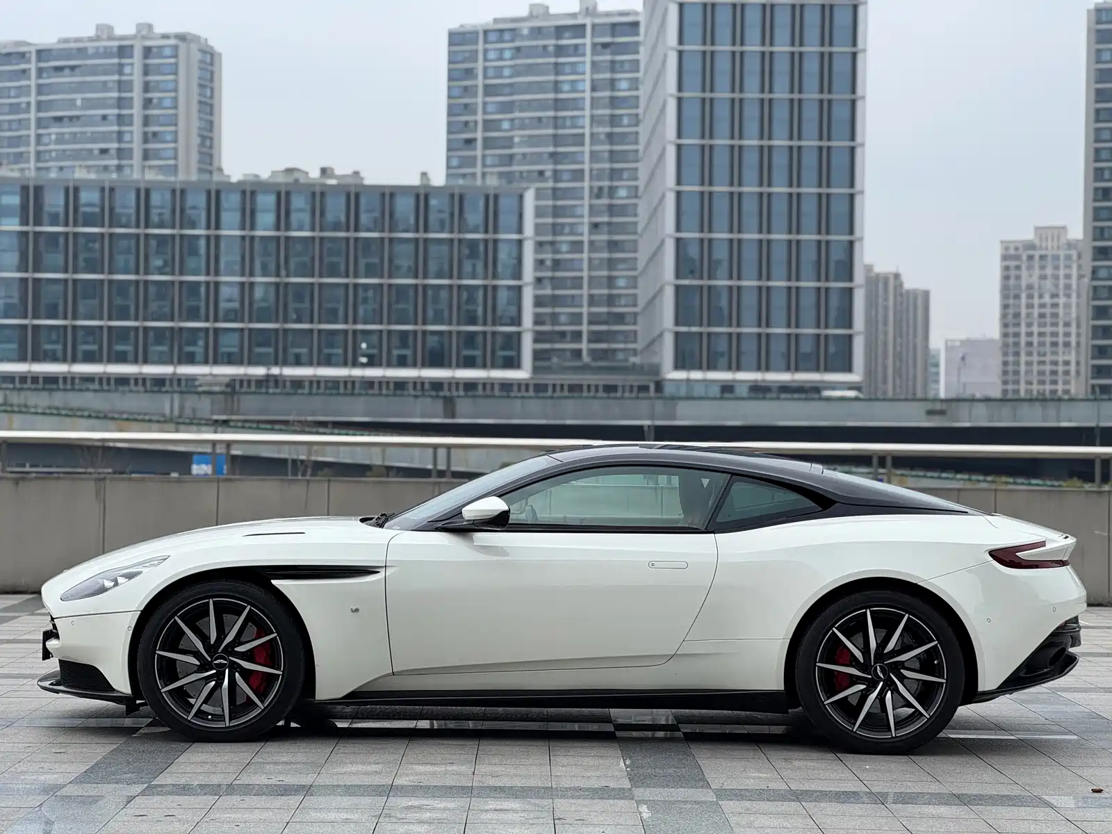 Фото 19 - Aston Martin DB11