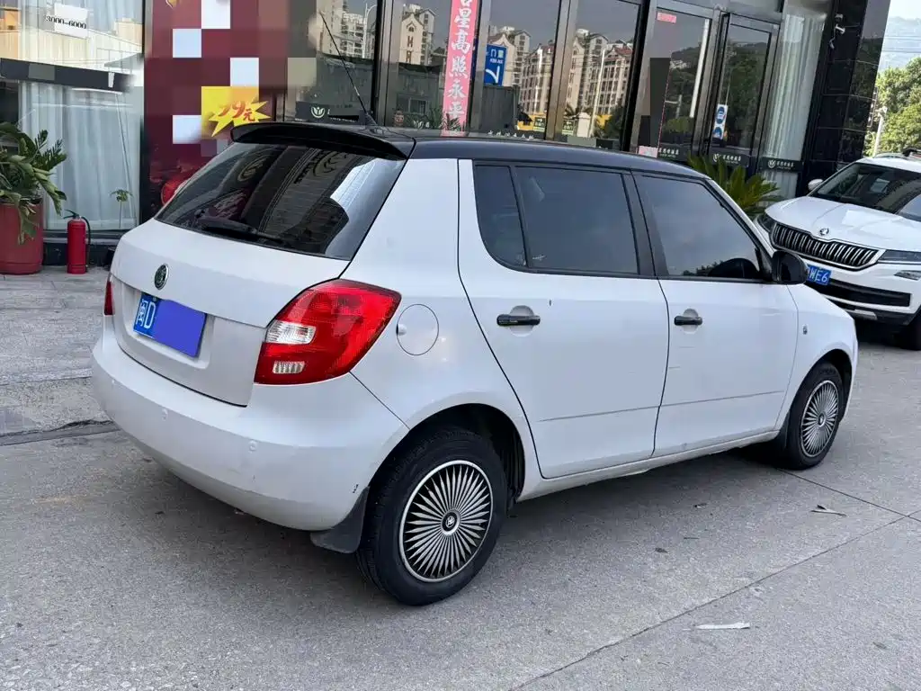 Škoda Fabia 2010 2011 1.4L Automatic Crystal Edition