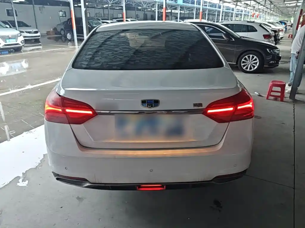 Фото 6 - Geely Emgrand