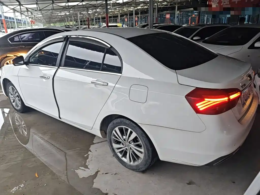 Фото 5 - Geely Emgrand