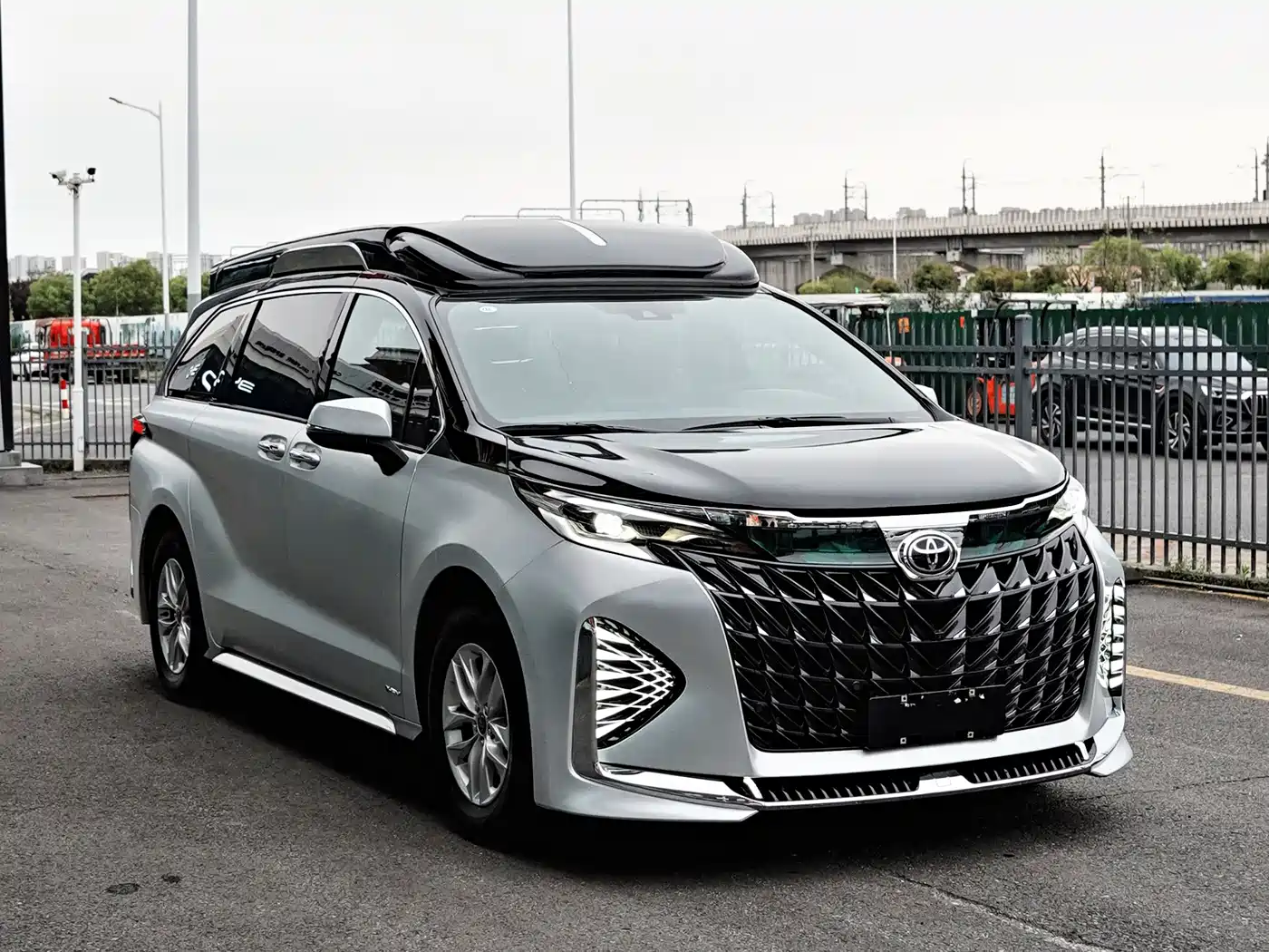 Toyota Granvia фото 11