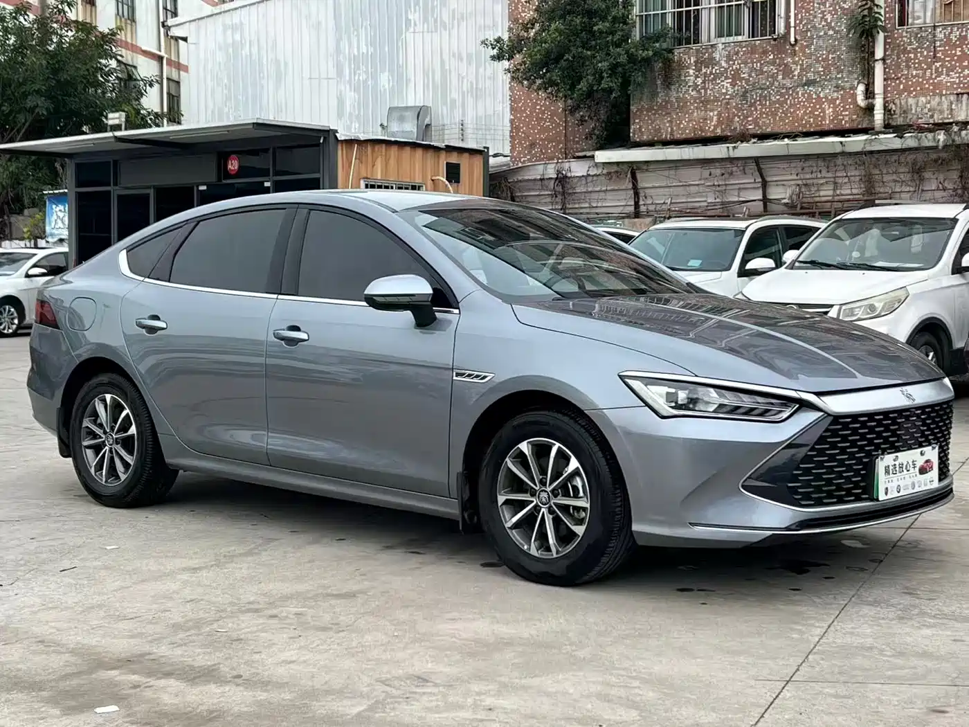 BYD Qin PLUS 2024 Glory Edition DM-i 55KM Leading фото 3