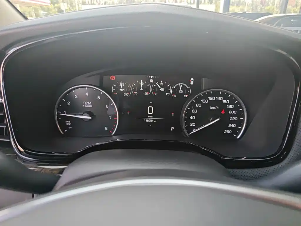 Фото 12 - Cadillac XT5