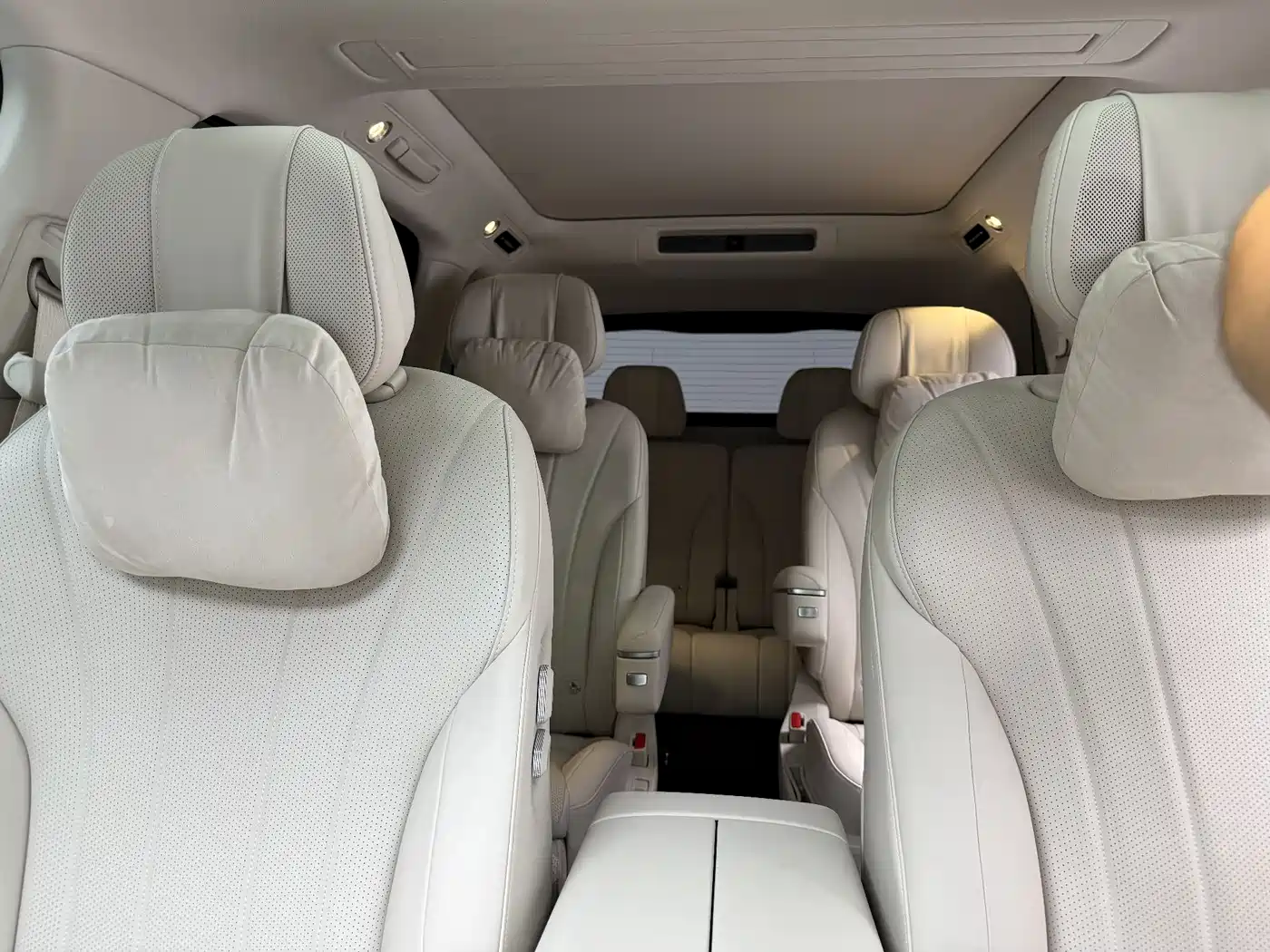 AITO Wenjie AITO M8 2025 Extended Range Ultra 53.4kWh 6-Seater фото 12