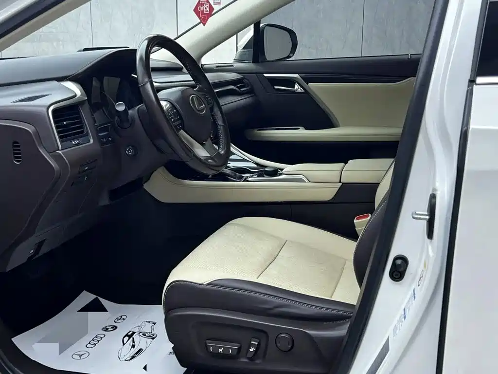 Фото 4 - Lexus RX