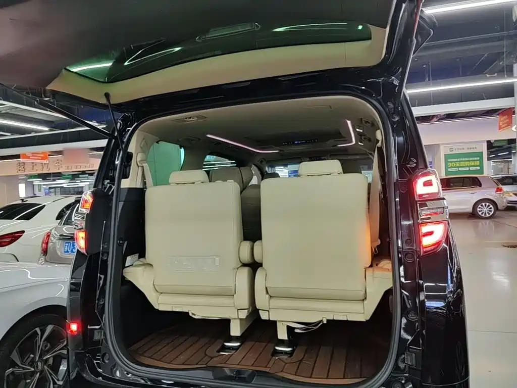 Фото 19 - Toyota Vellfire