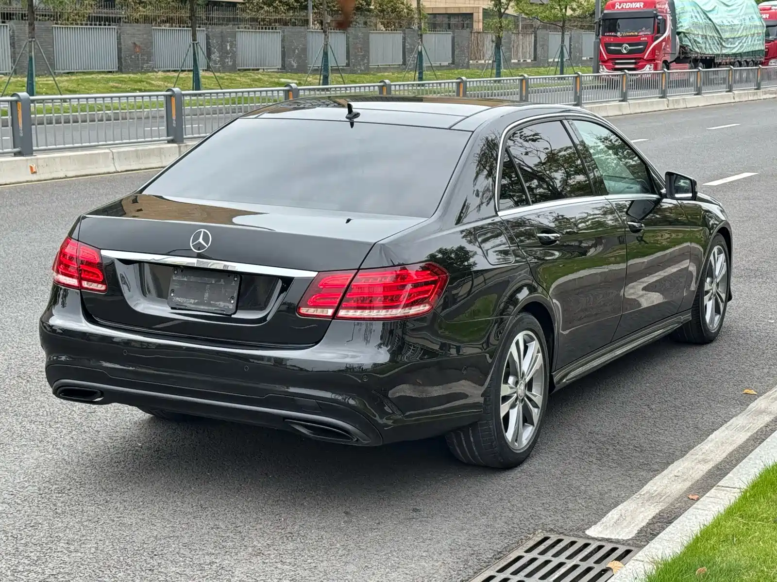 Фото 16 - Mercedes-Benz E-Class